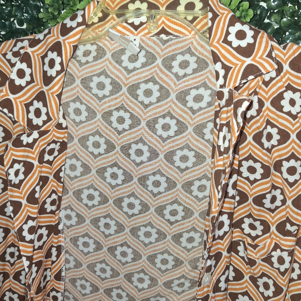 Geometric Patterned Button Down Shirt - Picture 3 of 4
